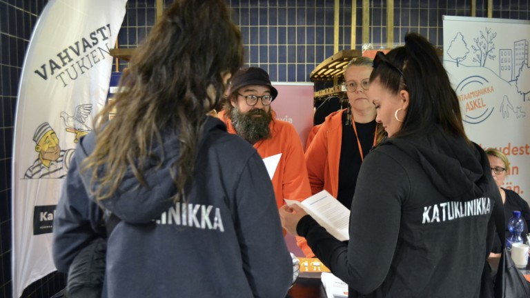 Kalliolan Vahvasti tukien -kuntotustiimi esittelee Kalliolan tiskilä Vankimessuilla toimintaansa Katuklinikan työntekijöille.